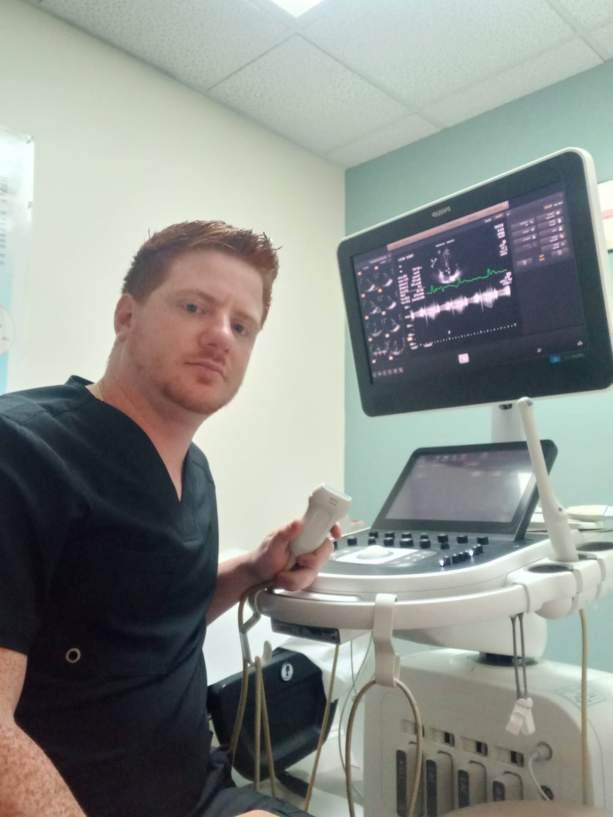 Doctor realizando ultrasonido
