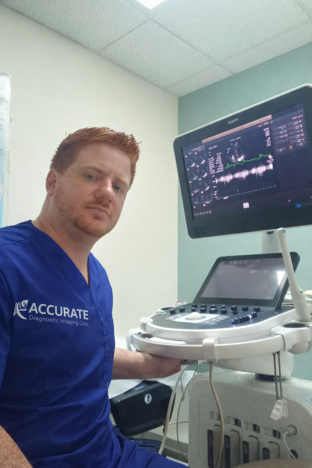 Técnico certificado de Accurate Diagnostic Imaging con equipo de ultrasonido portátil moderno